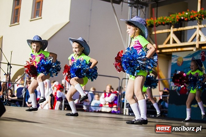 Zdjęcie w galerii na portalu naszraciborz.pl: Kolorowi tancerze wystąpili na dziedzińcu Zamku Piastowskiego wiadomości z regionu