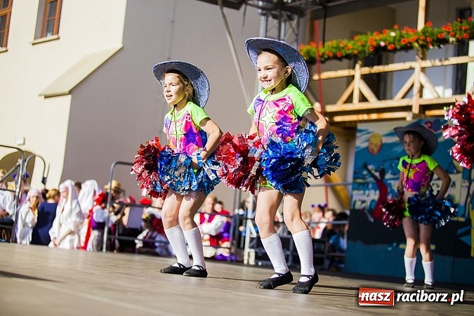 Zdjęcie w galerii na portalu naszraciborz.pl: Kolorowi tancerze wystąpili na dziedzińcu Zamku Piastowskiego wiadomości z regionu