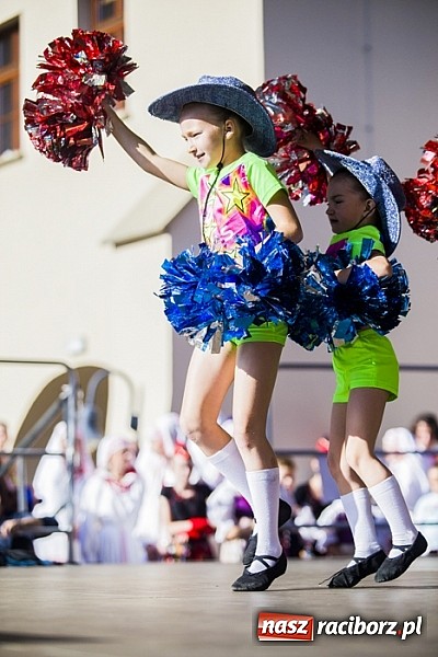 Zdjęcie w galerii na portalu naszraciborz.pl: Kolorowi tancerze wystąpili na dziedzińcu Zamku Piastowskiego wiadomości z regionu