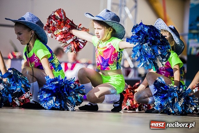 Zdjęcie w galerii na portalu naszraciborz.pl: Kolorowi tancerze wystąpili na dziedzińcu Zamku Piastowskiego wiadomości z regionu