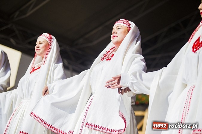 Zdjęcie w galerii na portalu naszraciborz.pl: Kolorowi tancerze wystąpili na dziedzińcu Zamku Piastowskiego wiadomości z regionu