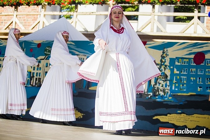Zdjęcie w galerii na portalu naszraciborz.pl: Kolorowi tancerze wystąpili na dziedzińcu Zamku Piastowskiego wiadomości z regionu