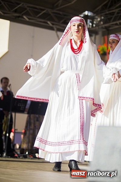 Zdjęcie w galerii na portalu naszraciborz.pl: Kolorowi tancerze wystąpili na dziedzińcu Zamku Piastowskiego wiadomości z regionu