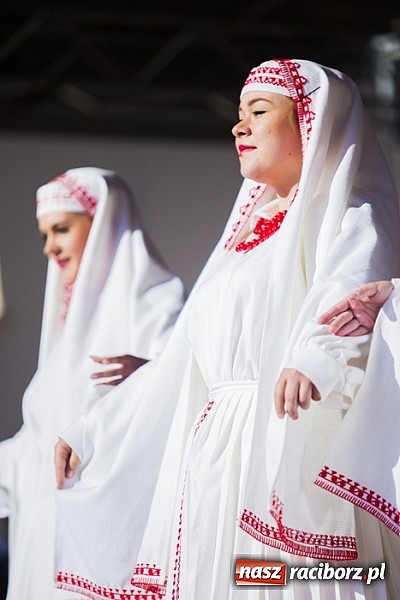 Zdjęcie w galerii na portalu naszraciborz.pl: Kolorowi tancerze wystąpili na dziedzińcu Zamku Piastowskiego wiadomości z regionu