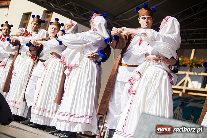 Zdjęcie w galerii na portalu naszraciborz.pl: Kolorowi tancerze wystąpili na dziedzińcu Zamku Piastowskiego wiadomości z regionu