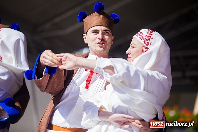 Zdjęcie w galerii na portalu naszraciborz.pl: Kolorowi tancerze wystąpili na dziedzińcu Zamku Piastowskiego wiadomości z regionu