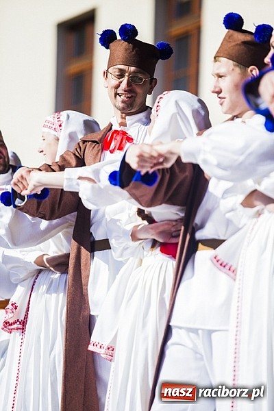 Zdjęcie w galerii na portalu naszraciborz.pl: Kolorowi tancerze wystąpili na dziedzińcu Zamku Piastowskiego wiadomości z regionu