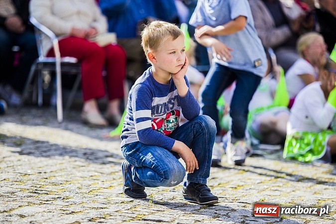 Zdjęcie w galerii na portalu naszraciborz.pl: Kolorowi tancerze wystąpili na dziedzińcu Zamku Piastowskiego wiadomości z regionu