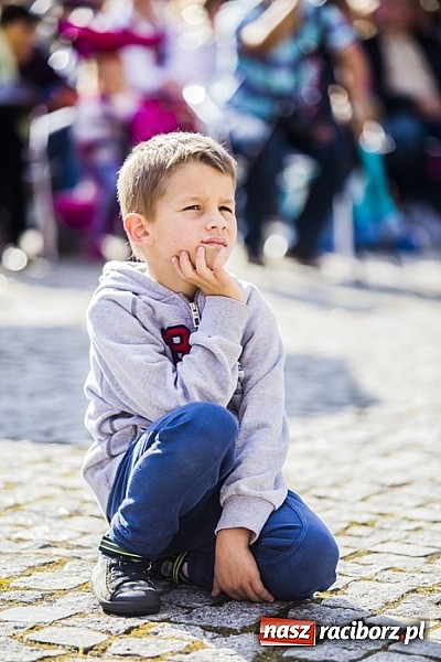 Zdjęcie w galerii na portalu naszraciborz.pl: Kolorowi tancerze wystąpili na dziedzińcu Zamku Piastowskiego wiadomości z regionu