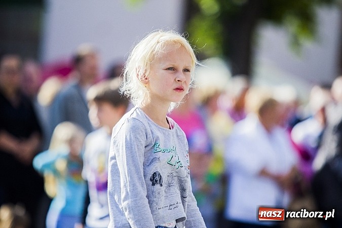 Zdjęcie w galerii na portalu naszraciborz.pl: Kolorowi tancerze wystąpili na dziedzińcu Zamku Piastowskiego wiadomości z regionu