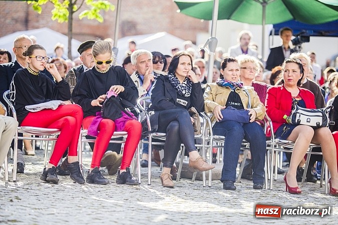 Zdjęcie w galerii na portalu naszraciborz.pl: Kolorowi tancerze wystąpili na dziedzińcu Zamku Piastowskiego wiadomości z regionu