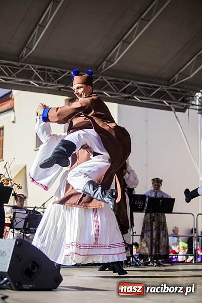 Zdjęcie w galerii na portalu naszraciborz.pl: Kolorowi tancerze wystąpili na dziedzińcu Zamku Piastowskiego wiadomości z regionu