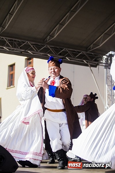 Zdjęcie w galerii na portalu naszraciborz.pl: Kolorowi tancerze wystąpili na dziedzińcu Zamku Piastowskiego wiadomości z regionu