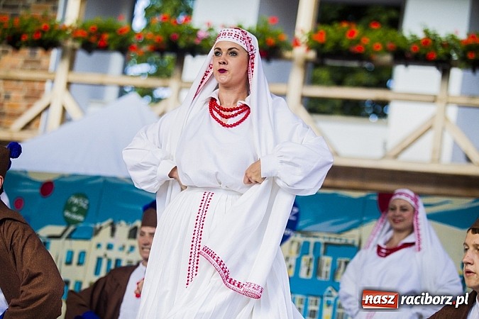Zdjęcie w galerii na portalu naszraciborz.pl: Kolorowi tancerze wystąpili na dziedzińcu Zamku Piastowskiego wiadomości z regionu