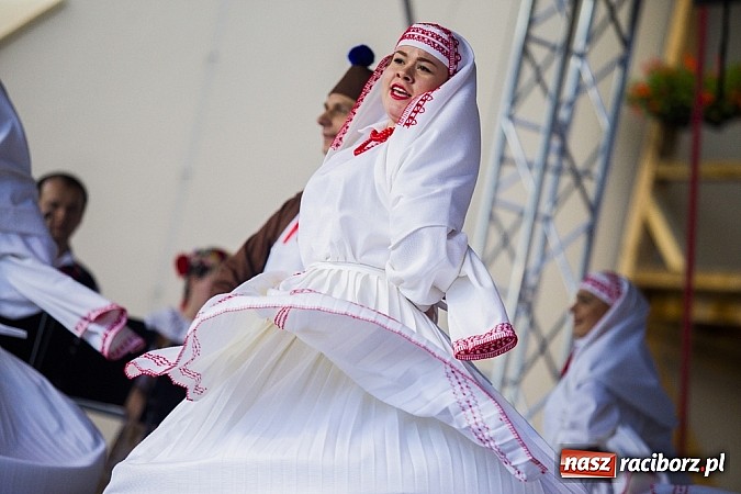 Zdjęcie w galerii na portalu naszraciborz.pl: Kolorowi tancerze wystąpili na dziedzińcu Zamku Piastowskiego wiadomości z regionu