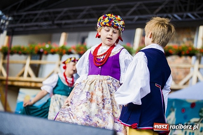 Zdjęcie w galerii na portalu naszraciborz.pl: Kolorowi tancerze wystąpili na dziedzińcu Zamku Piastowskiego wiadomości z regionu