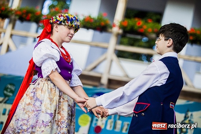 Zdjęcie w galerii na portalu naszraciborz.pl: Kolorowi tancerze wystąpili na dziedzińcu Zamku Piastowskiego wiadomości z regionu