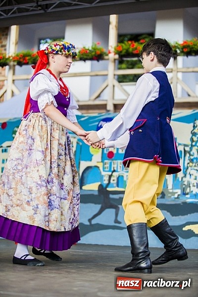 Zdjęcie w galerii na portalu naszraciborz.pl: Kolorowi tancerze wystąpili na dziedzińcu Zamku Piastowskiego wiadomości z regionu