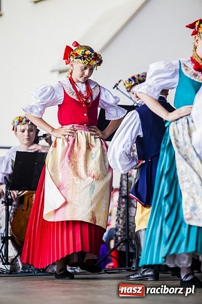 Zdjęcie w galerii na portalu naszraciborz.pl: Kolorowi tancerze wystąpili na dziedzińcu Zamku Piastowskiego wiadomości z regionu