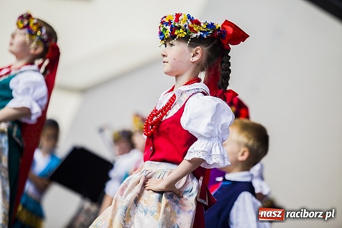Zdjęcie w galerii na portalu naszraciborz.pl: Kolorowi tancerze wystąpili na dziedzińcu Zamku Piastowskiego wiadomości z regionu