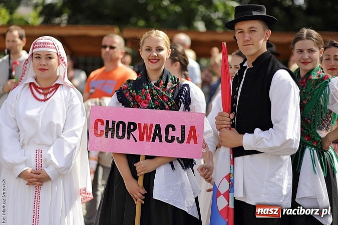 Zdjęcie w galerii na portalu naszraciborz.pl: Kolorowi tancerze wystąpili na dziedzińcu Zamku Piastowskiego wiadomości z regionu