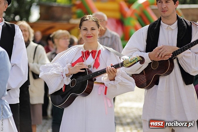 Zdjęcie w galerii na portalu naszraciborz.pl: Kolorowi tancerze wystąpili na dziedzińcu Zamku Piastowskiego wiadomości z regionu