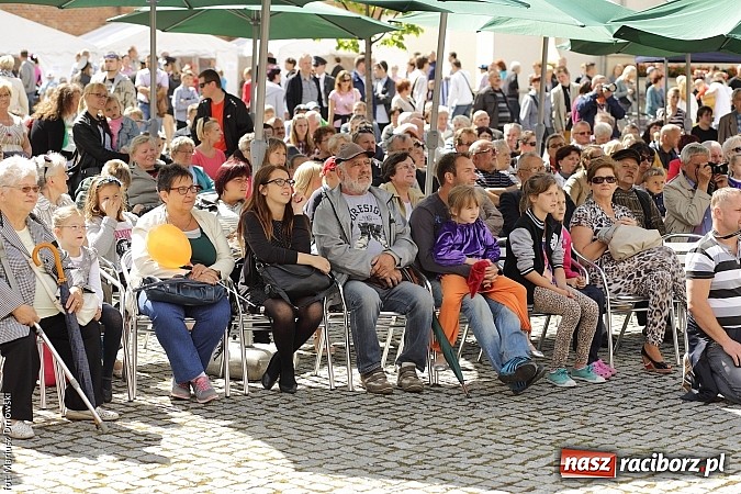 Zdjęcie w galerii na portalu naszraciborz.pl: Kolorowi tancerze wystąpili na dziedzińcu Zamku Piastowskiego wiadomości z regionu