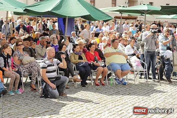 Zdjęcie w galerii na portalu naszraciborz.pl: Kolorowi tancerze wystąpili na dziedzińcu Zamku Piastowskiego wiadomości z regionu