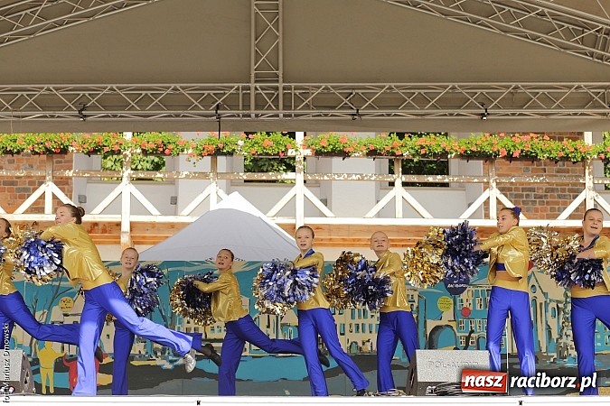 Zdjęcie w galerii na portalu naszraciborz.pl: Kolorowi tancerze wystąpili na dziedzińcu Zamku Piastowskiego wiadomości z regionu