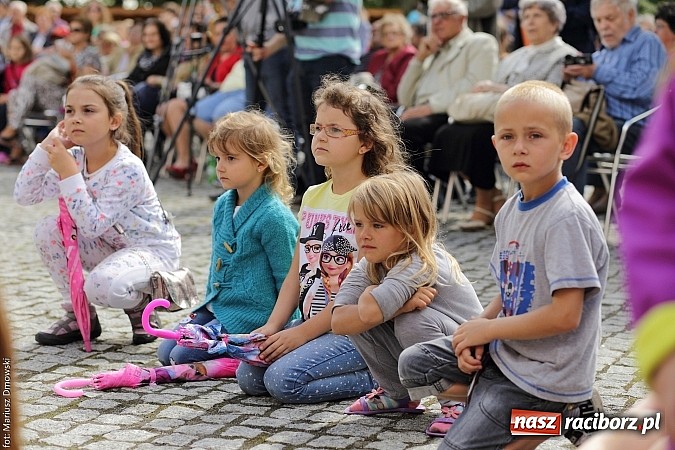 Zdjęcie w galerii na portalu naszraciborz.pl: Kolorowi tancerze wystąpili na dziedzińcu Zamku Piastowskiego wiadomości z regionu