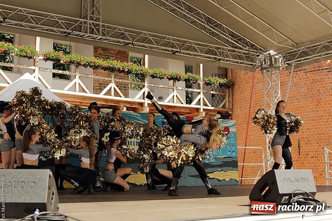 Zdjęcie w galerii na portalu naszraciborz.pl: Kolorowi tancerze wystąpili na dziedzińcu Zamku Piastowskiego wiadomości z regionu