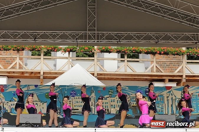 Zdjęcie w galerii na portalu naszraciborz.pl: Kolorowi tancerze wystąpili na dziedzińcu Zamku Piastowskiego wiadomości z regionu