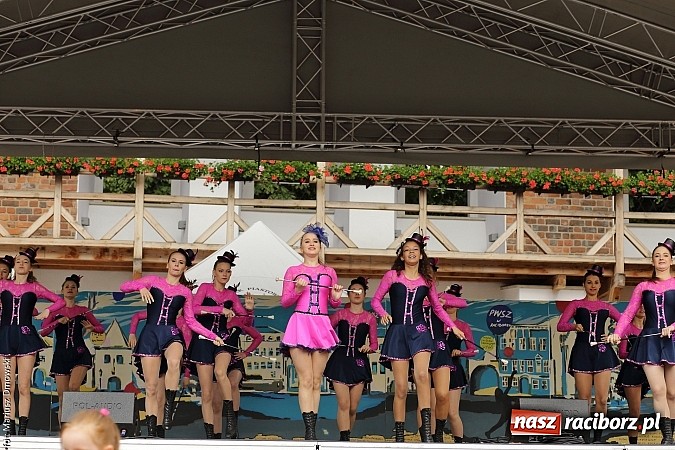 Zdjęcie w galerii na portalu naszraciborz.pl: Kolorowi tancerze wystąpili na dziedzińcu Zamku Piastowskiego wiadomości z regionu