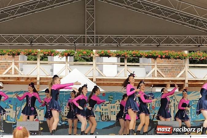 Zdjęcie w galerii na portalu naszraciborz.pl: Kolorowi tancerze wystąpili na dziedzińcu Zamku Piastowskiego wiadomości z regionu
