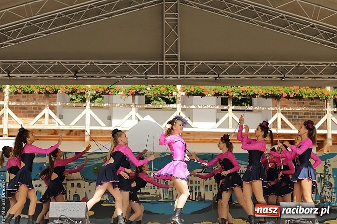 Zdjęcie w galerii na portalu naszraciborz.pl: Kolorowi tancerze wystąpili na dziedzińcu Zamku Piastowskiego wiadomości z regionu