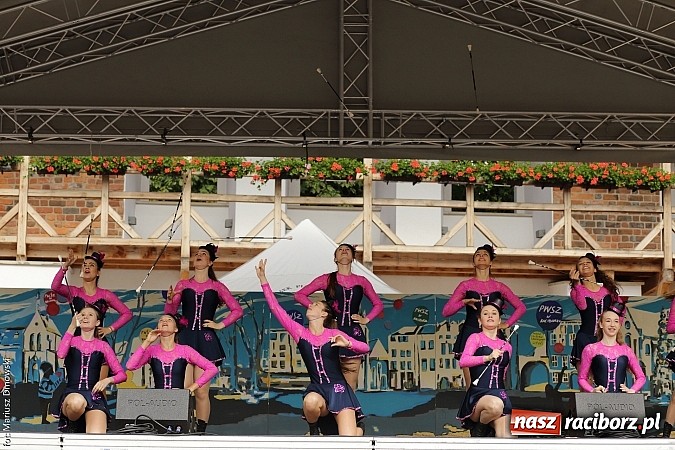 Zdjęcie w galerii na portalu naszraciborz.pl: Kolorowi tancerze wystąpili na dziedzińcu Zamku Piastowskiego wiadomości z regionu