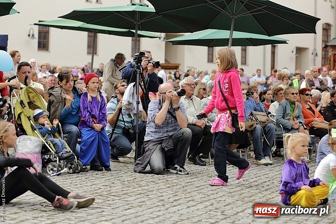 Zdjęcie w galerii na portalu naszraciborz.pl: Kolorowi tancerze wystąpili na dziedzińcu Zamku Piastowskiego wiadomości z regionu