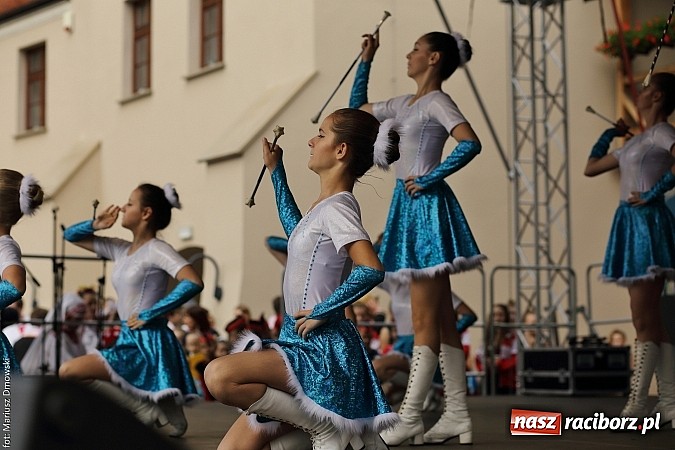 Zdjęcie w galerii na portalu naszraciborz.pl: Kolorowi tancerze wystąpili na dziedzińcu Zamku Piastowskiego wiadomości z regionu