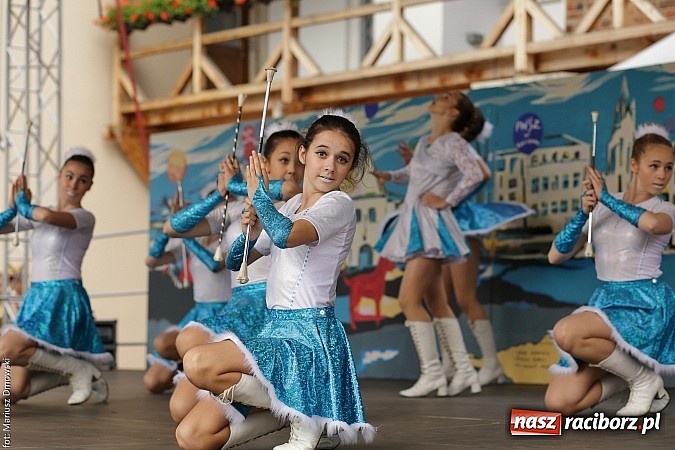 Zdjęcie w galerii na portalu naszraciborz.pl: Kolorowi tancerze wystąpili na dziedzińcu Zamku Piastowskiego wiadomości z regionu