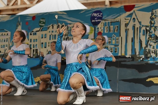 Zdjęcie w galerii na portalu naszraciborz.pl: Kolorowi tancerze wystąpili na dziedzińcu Zamku Piastowskiego wiadomości z regionu