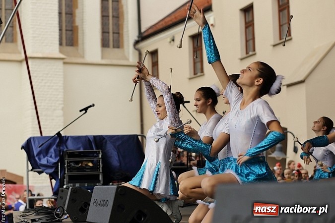 Zdjęcie w galerii na portalu naszraciborz.pl: Kolorowi tancerze wystąpili na dziedzińcu Zamku Piastowskiego wiadomości z regionu