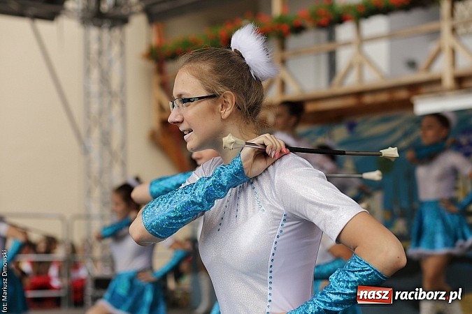 Zdjęcie w galerii na portalu naszraciborz.pl: Kolorowi tancerze wystąpili na dziedzińcu Zamku Piastowskiego wiadomości z regionu