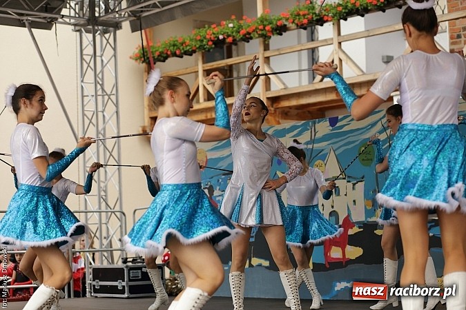 Zdjęcie w galerii na portalu naszraciborz.pl: Kolorowi tancerze wystąpili na dziedzińcu Zamku Piastowskiego wiadomości z regionu