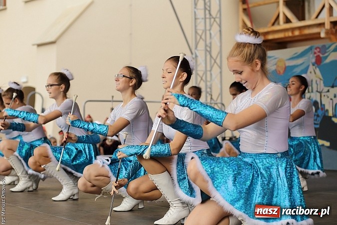 Zdjęcie w galerii na portalu naszraciborz.pl: Kolorowi tancerze wystąpili na dziedzińcu Zamku Piastowskiego wiadomości z regionu