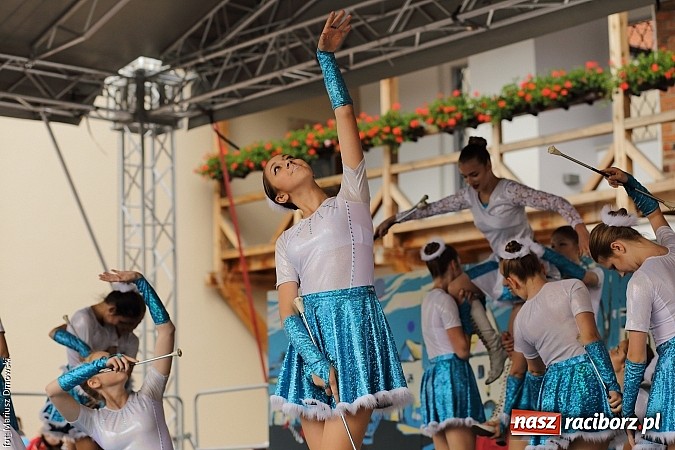 Zdjęcie w galerii na portalu naszraciborz.pl: Kolorowi tancerze wystąpili na dziedzińcu Zamku Piastowskiego wiadomości z regionu