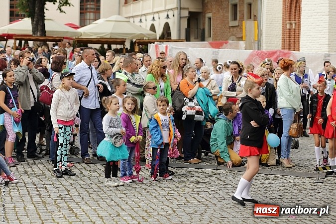 Zdjęcie w galerii na portalu naszraciborz.pl: Kolorowi tancerze wystąpili na dziedzińcu Zamku Piastowskiego wiadomości z regionu