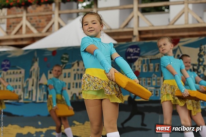 Zdjęcie w galerii na portalu naszraciborz.pl: Kolorowi tancerze wystąpili na dziedzińcu Zamku Piastowskiego wiadomości z regionu