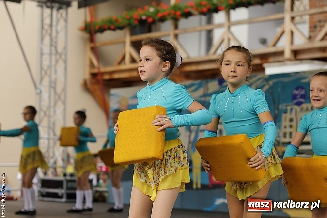 Zdjęcie w galerii na portalu naszraciborz.pl: Kolorowi tancerze wystąpili na dziedzińcu Zamku Piastowskiego wiadomości z regionu