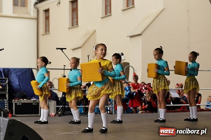 Zdjęcie w galerii na portalu naszraciborz.pl: Kolorowi tancerze wystąpili na dziedzińcu Zamku Piastowskiego wiadomości z regionu