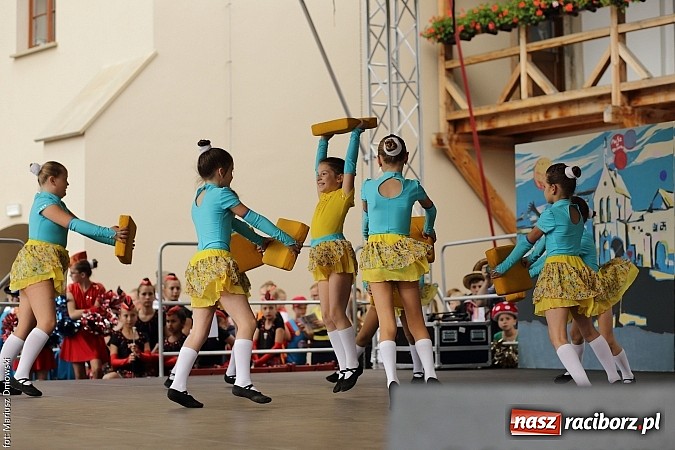 Zdjęcie w galerii na portalu naszraciborz.pl: Kolorowi tancerze wystąpili na dziedzińcu Zamku Piastowskiego wiadomości z regionu